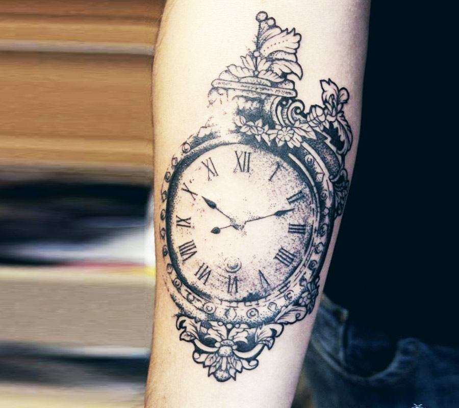 Tatuaje de reloj en el antebrazo