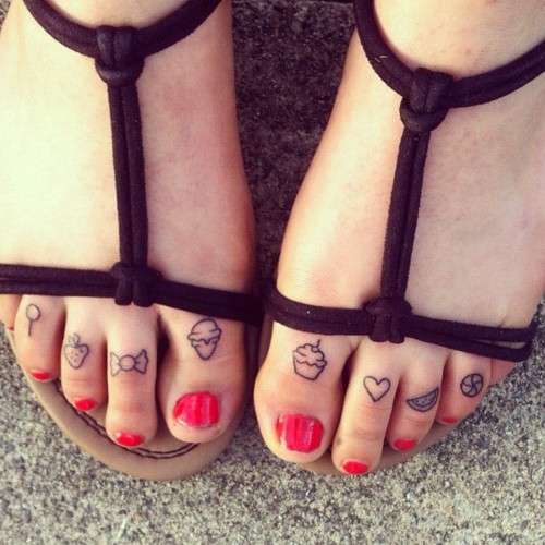 Tatuaje en los dedos de los pies