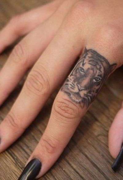 Tatuajes en los dedos: un tigre