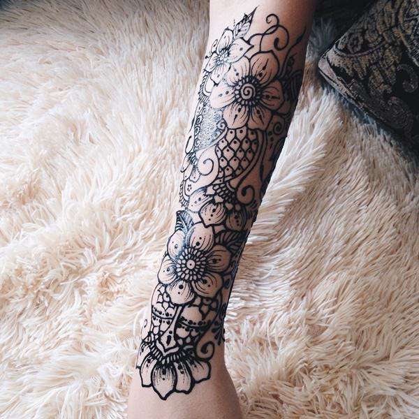 Tatuaje de henna: diseño de flores