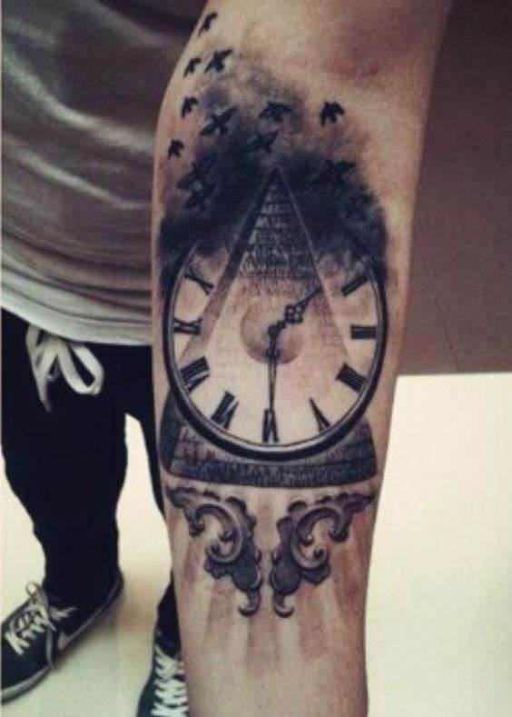 Tatuaje de reloj y pirámide