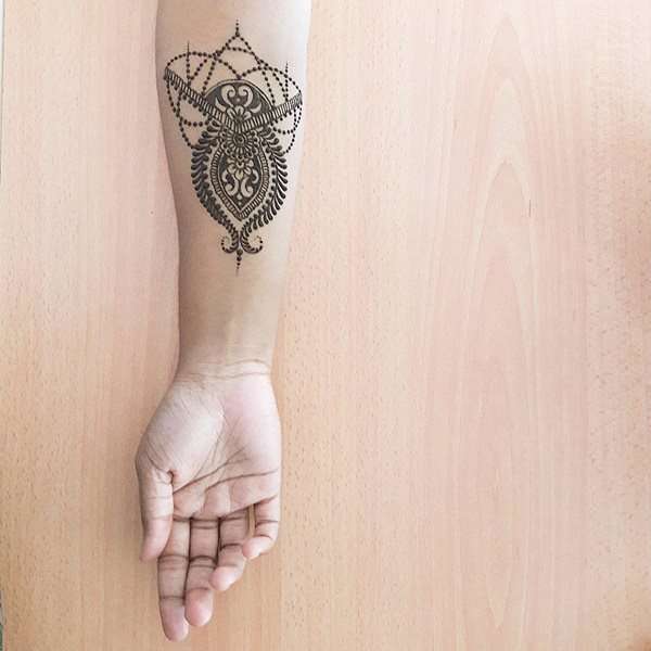 Tatuaje de henna en el antebrazo