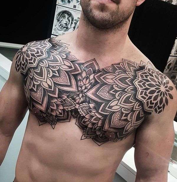 Tatuaje de mandala en el pecho