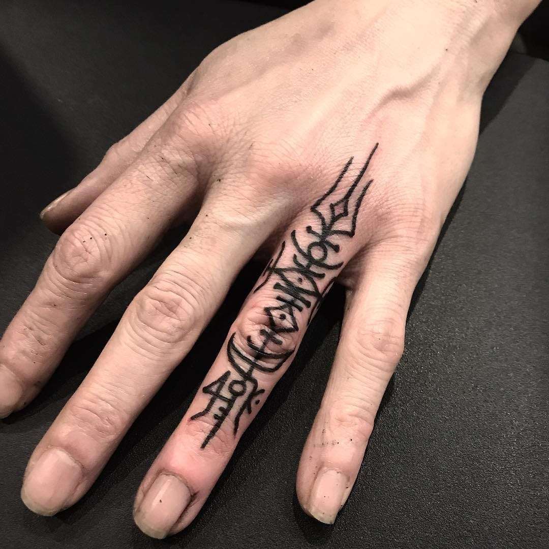 Tatuaje en los dedos: símbolo