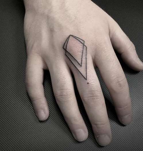 Tatuaje sencillo en los dedos