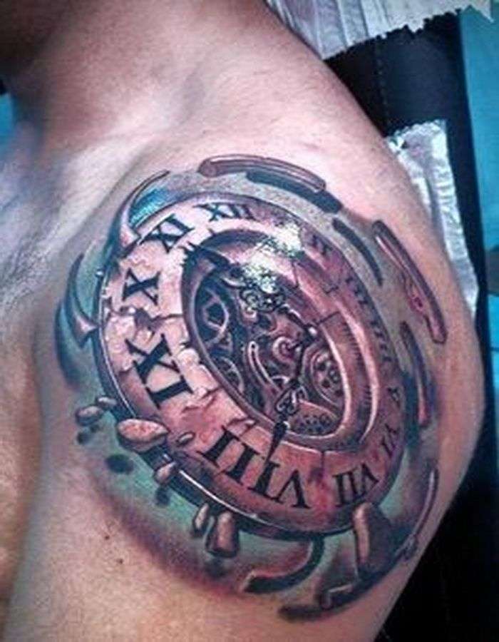 Tatuaje de reloj en el hombro