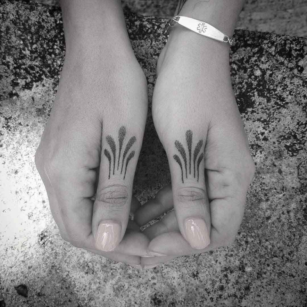 Tatuaje en los dedos: puntillismo