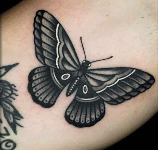 Tatuaje de mariposa en blanco y negro