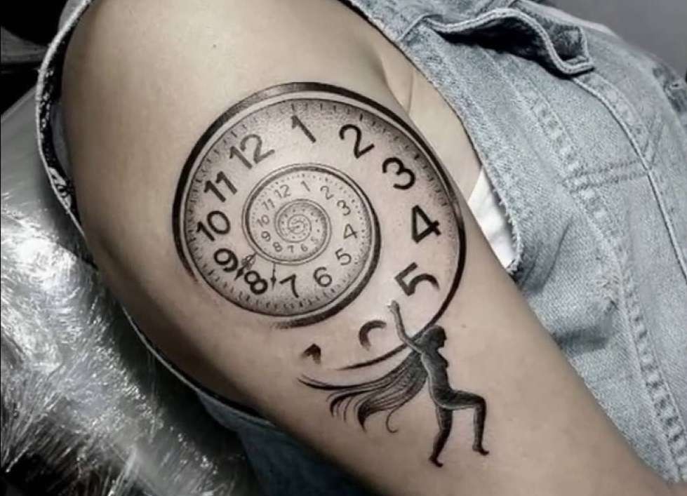 Tatuaje de reloj en espiral