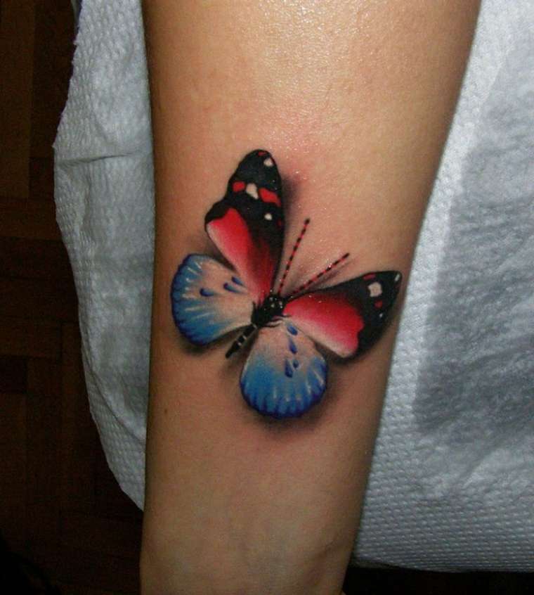 Tatuaje de mariposa en colores