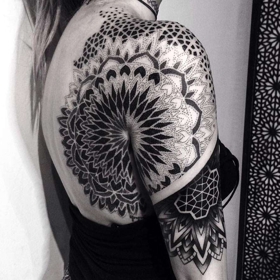 Tatuaje de mandala en hombro y brazo