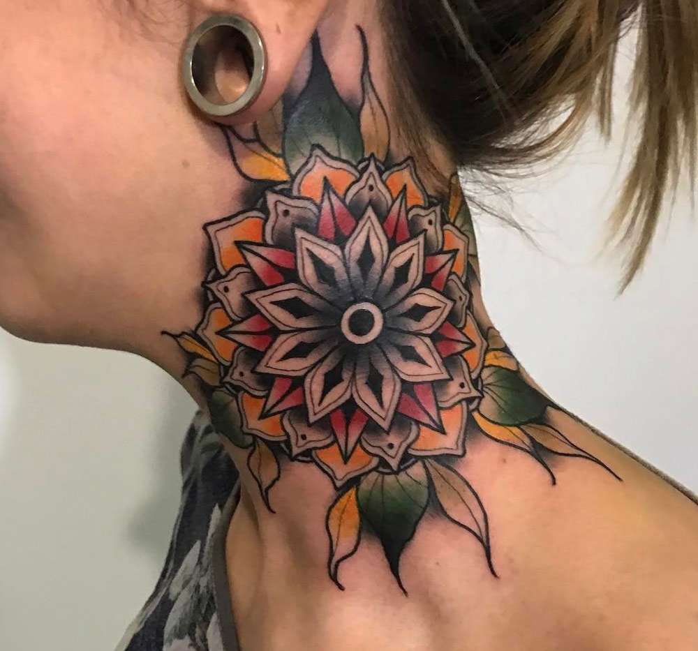 Tatuaje de mandala en el cuello