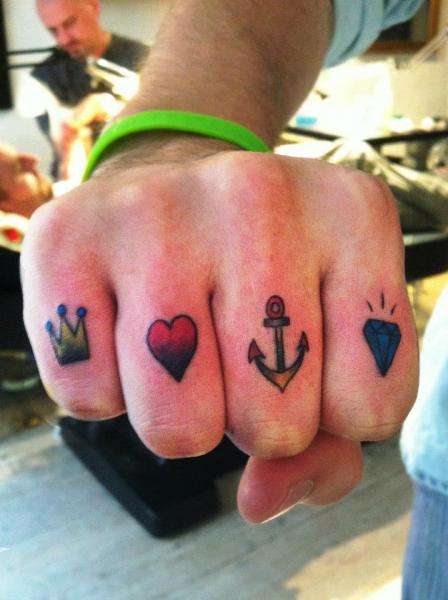 Tatuaje en los dedos: diferentes símbolos