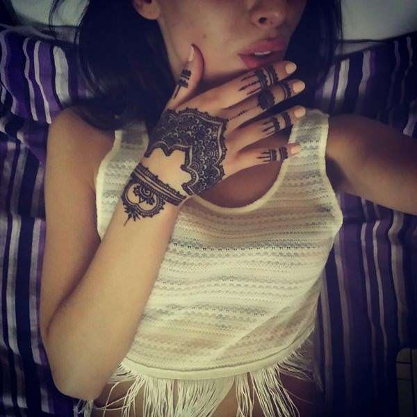 Tatuaje de henna negro