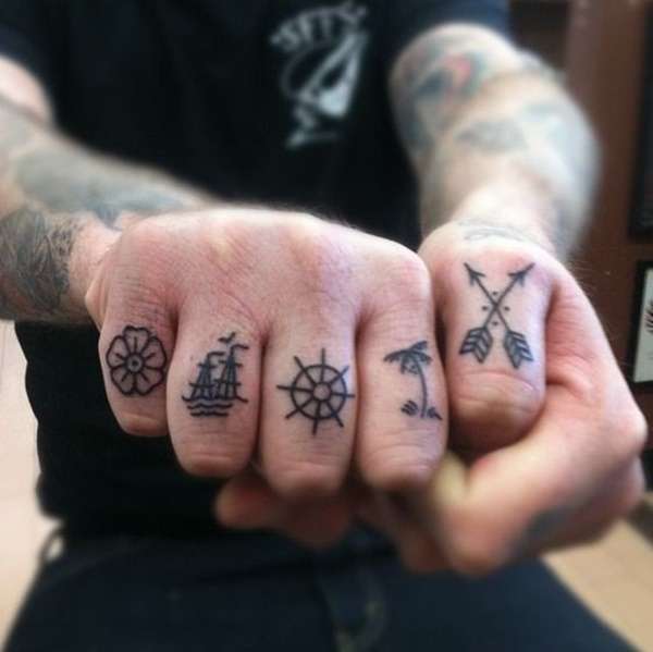 Tatuaje en los dedos: en color negro