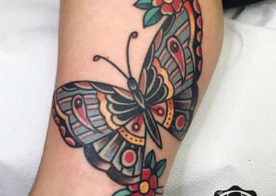 Tatuaje de mariposa en colores