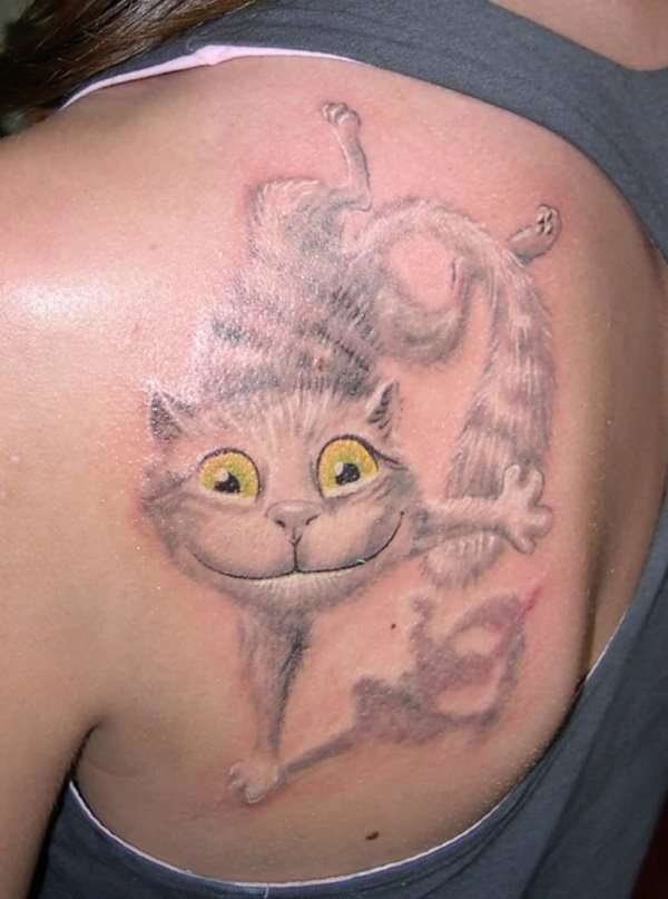 Tatuaje de gato gris y blanco