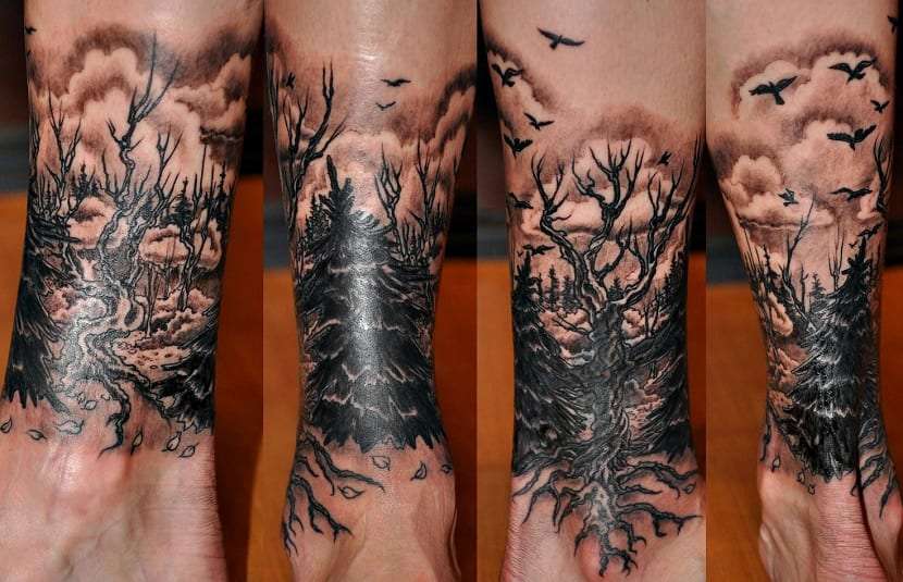 Tatuaje de bosque en el tobillo