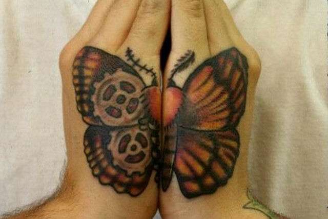 Tatuaje de mariposa en las manos