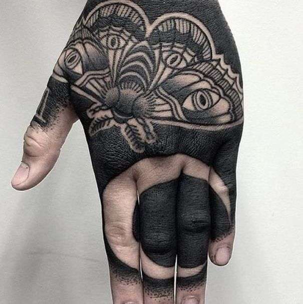 Tatuaje en los dedos: blackwork