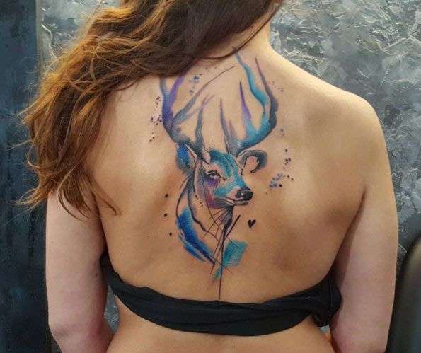Tatuaje de venado en la espalda