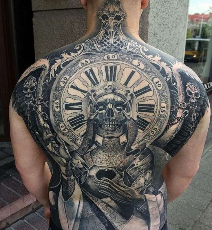 Tatuaje de reloj grande en la espalda