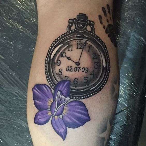 Tatuaje de reloj y flor violeta
