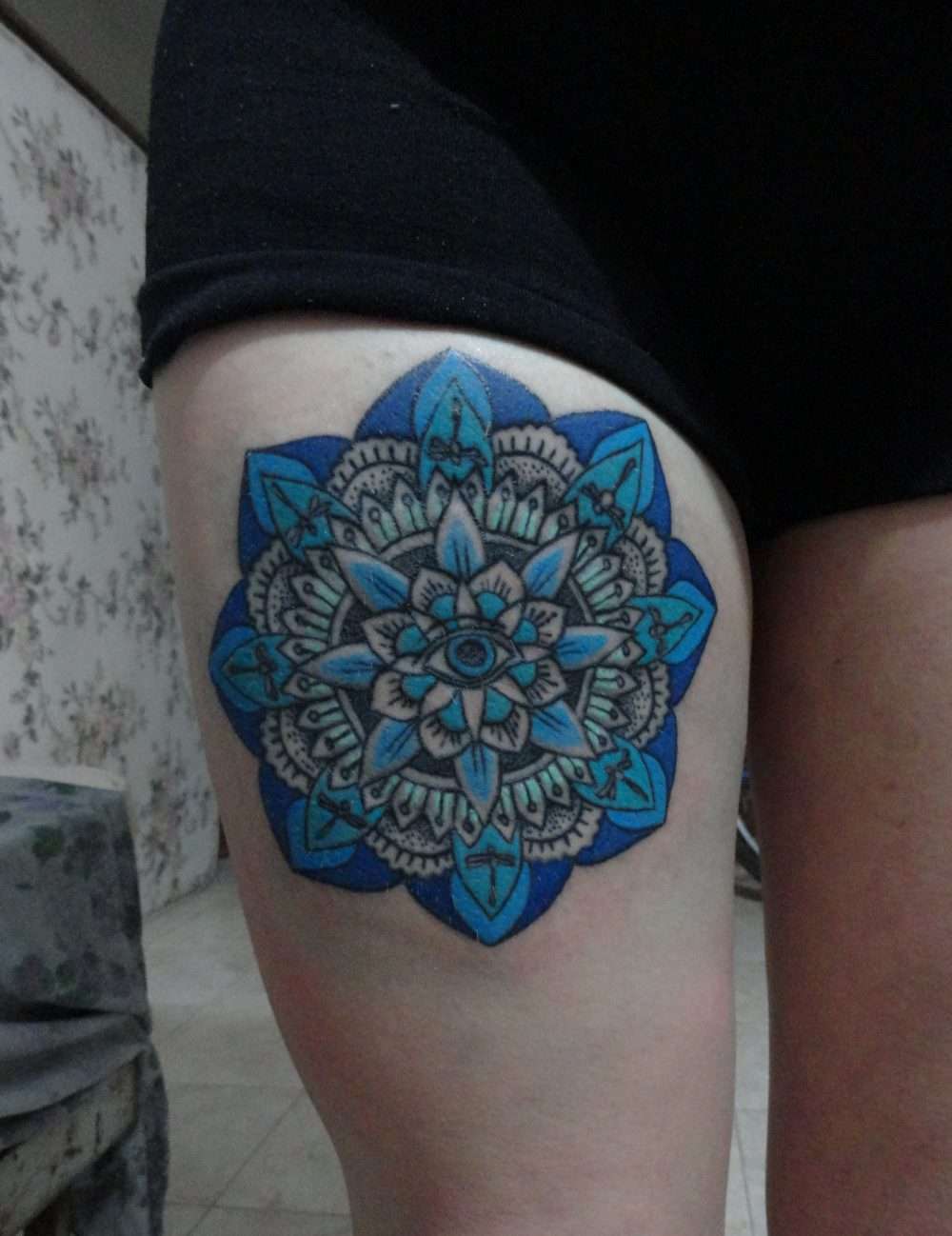 Tatuaje de mandala azul