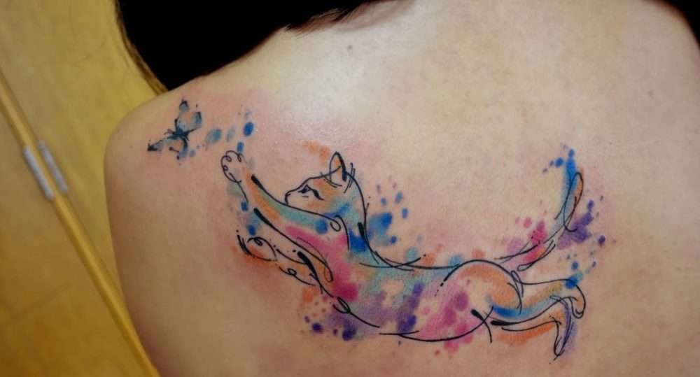Tatuaje de gato y mariposa