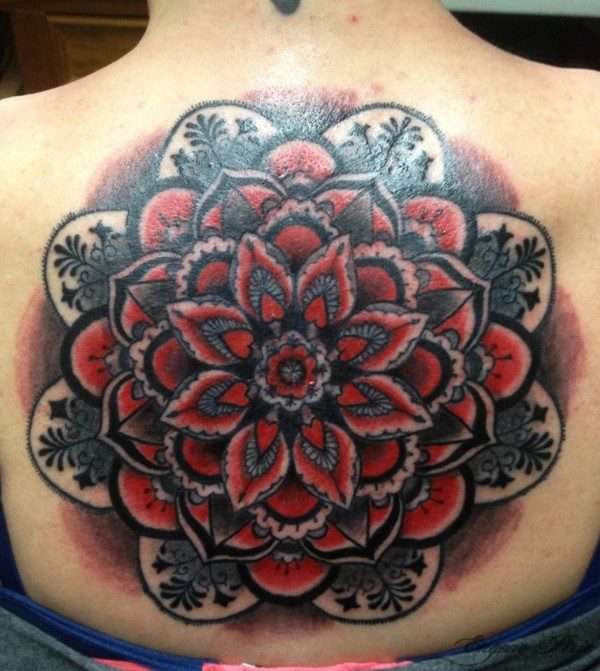 Tatuaje de mandala rojo