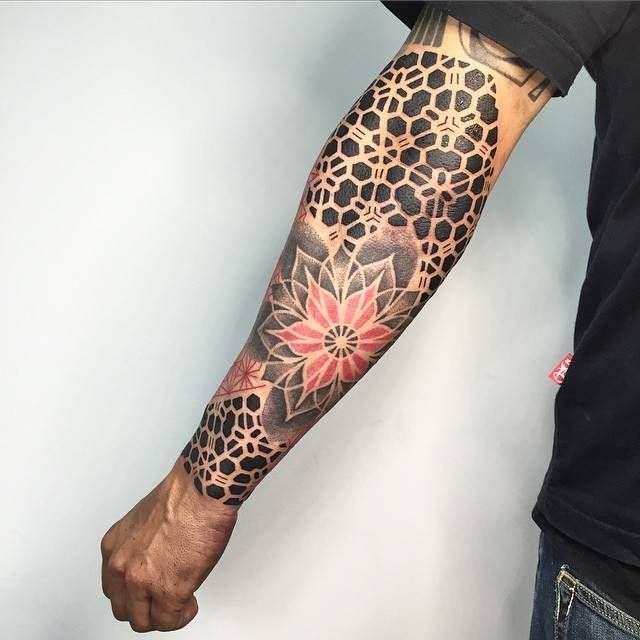 Tatuaje de mandala en el antebrazo