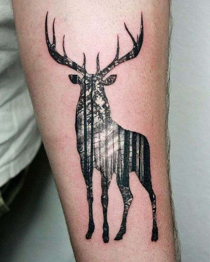 Tatuaje de venado y bosque
