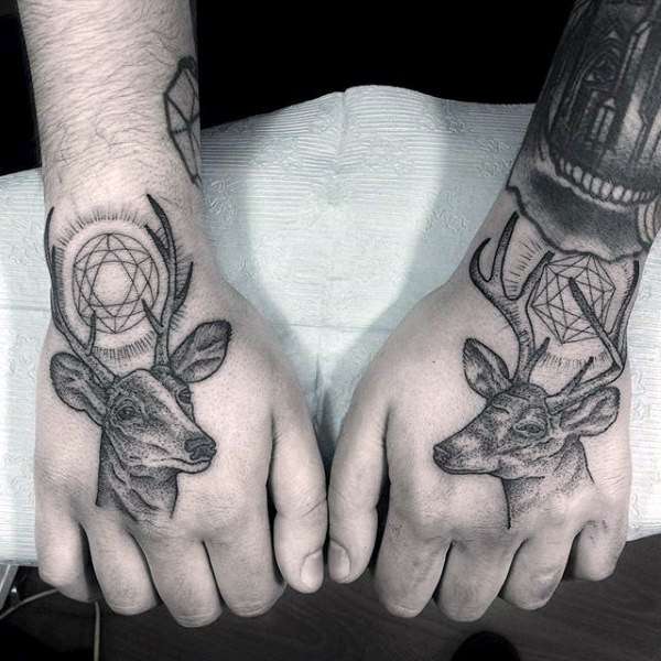 Tatuaje de venados en las manos