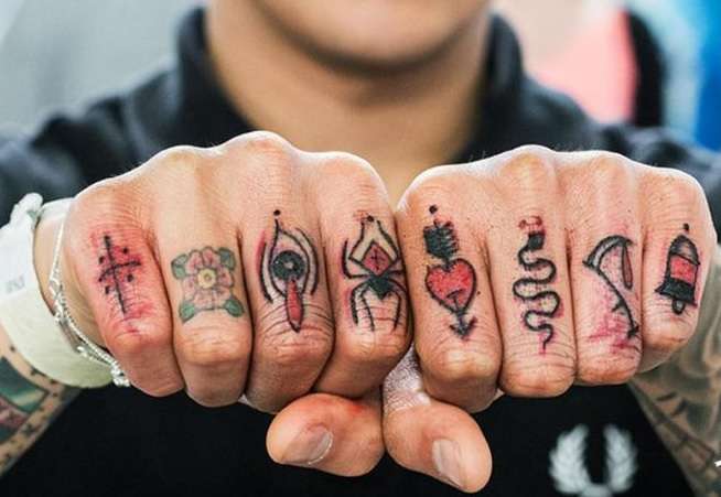 Tatuaje en los dedos: diferentes símbolos