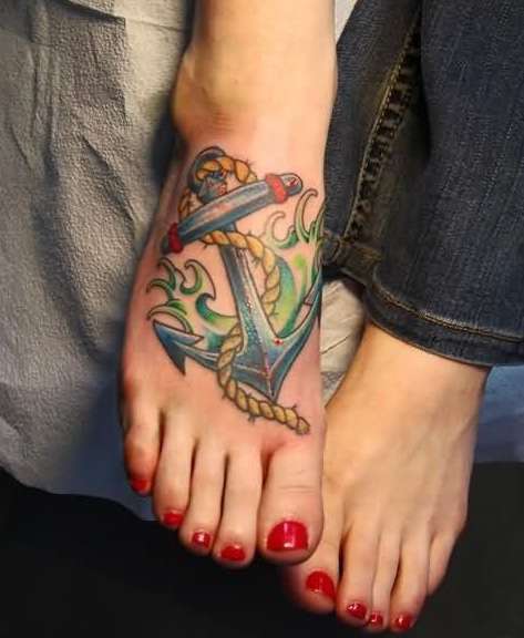 Tatuaje de ancla en el pie