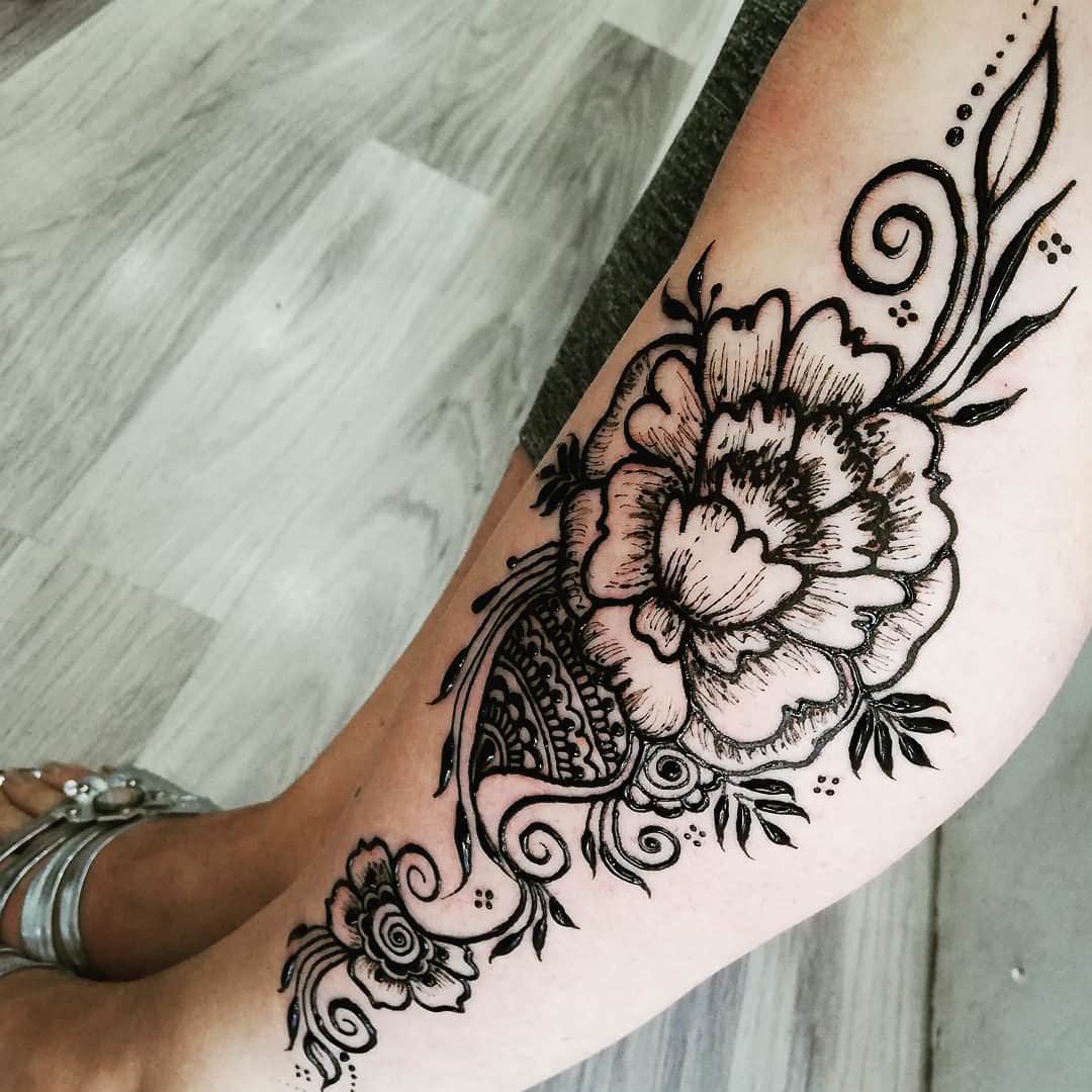 Tatuaje de henna en la pierna