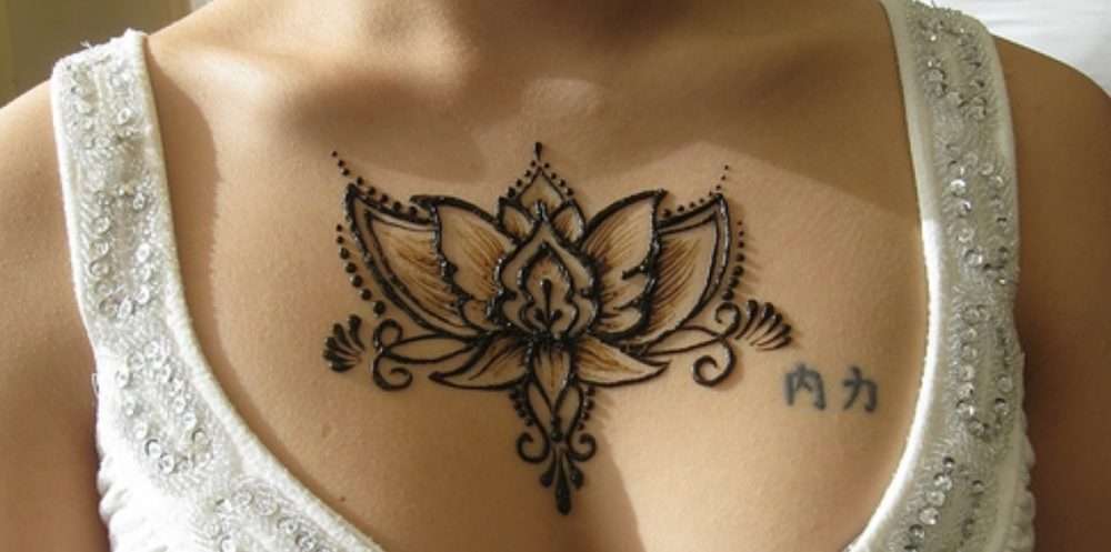 Tatuaje de henna en el pecho