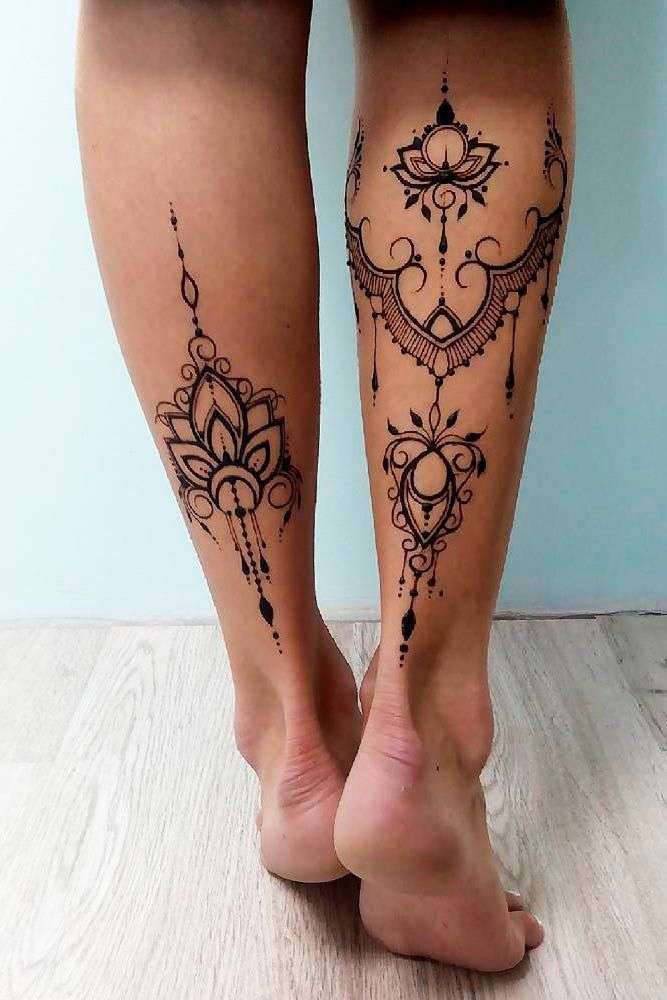 Tatuaje de henna en las pantorrillas
