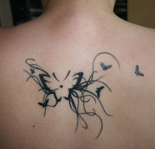 Tatuaje de mariposas en la espalda