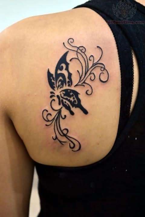 Tatuaje de mariposa blackwork