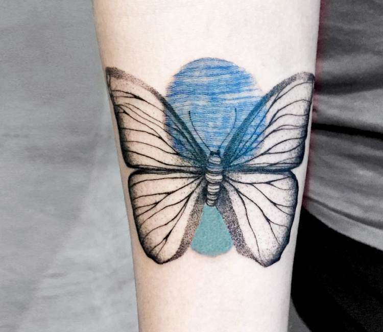 Tatuaje de mariposa con toque de color
