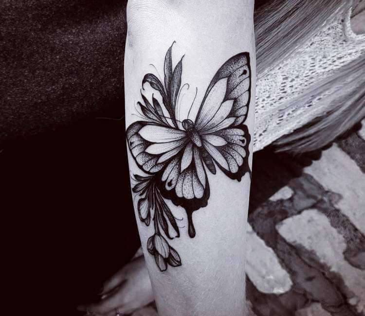 Tatuaje de mariposa y flor