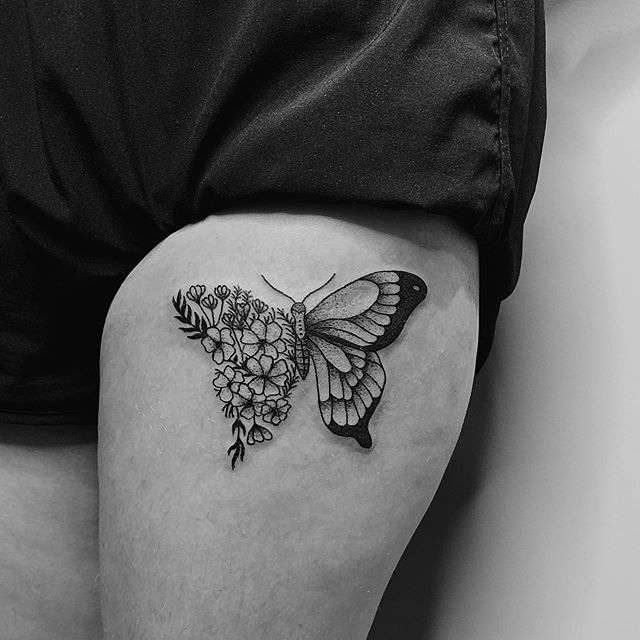 Tatuaje de media mariposa y flores