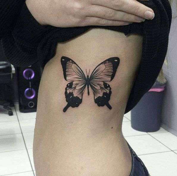 Tatuaje de mariposa en las costillas