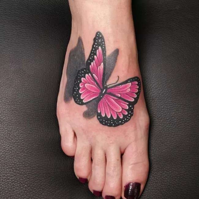 Tatuaje de mariposa en el pie