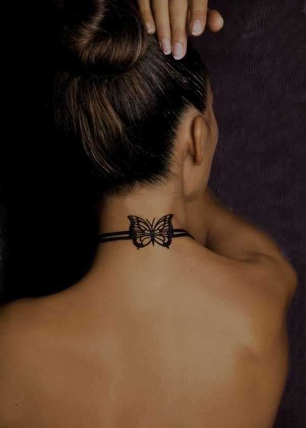 Tatuaje de mariposa en la nuca