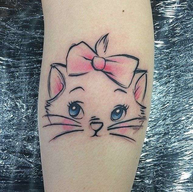 Tatuaje de gato con moño rosa