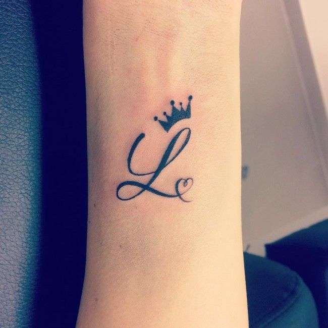 Tatuaje de letra "L"