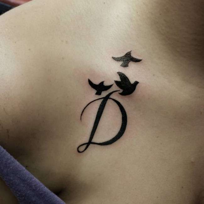 Tatuaje de letra "D"