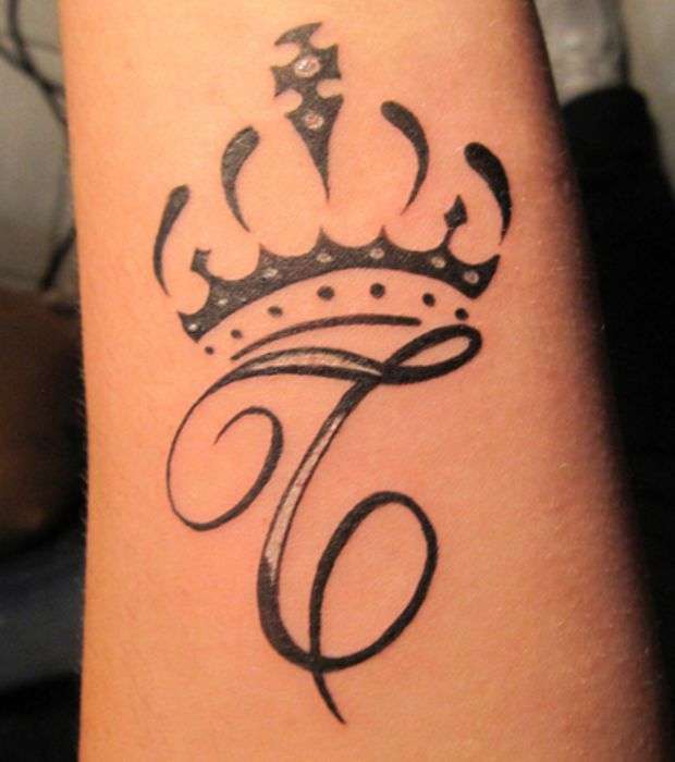 Tatuaje de letra "T"